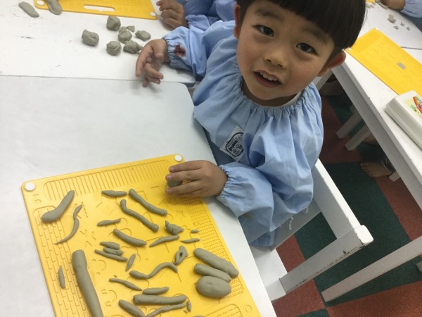 年少　アートの授業　粘土サムネイル