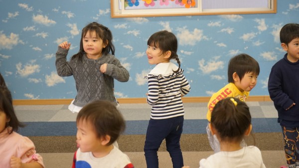 　大阪　英語保育園　ダンスの練習　サムネイル